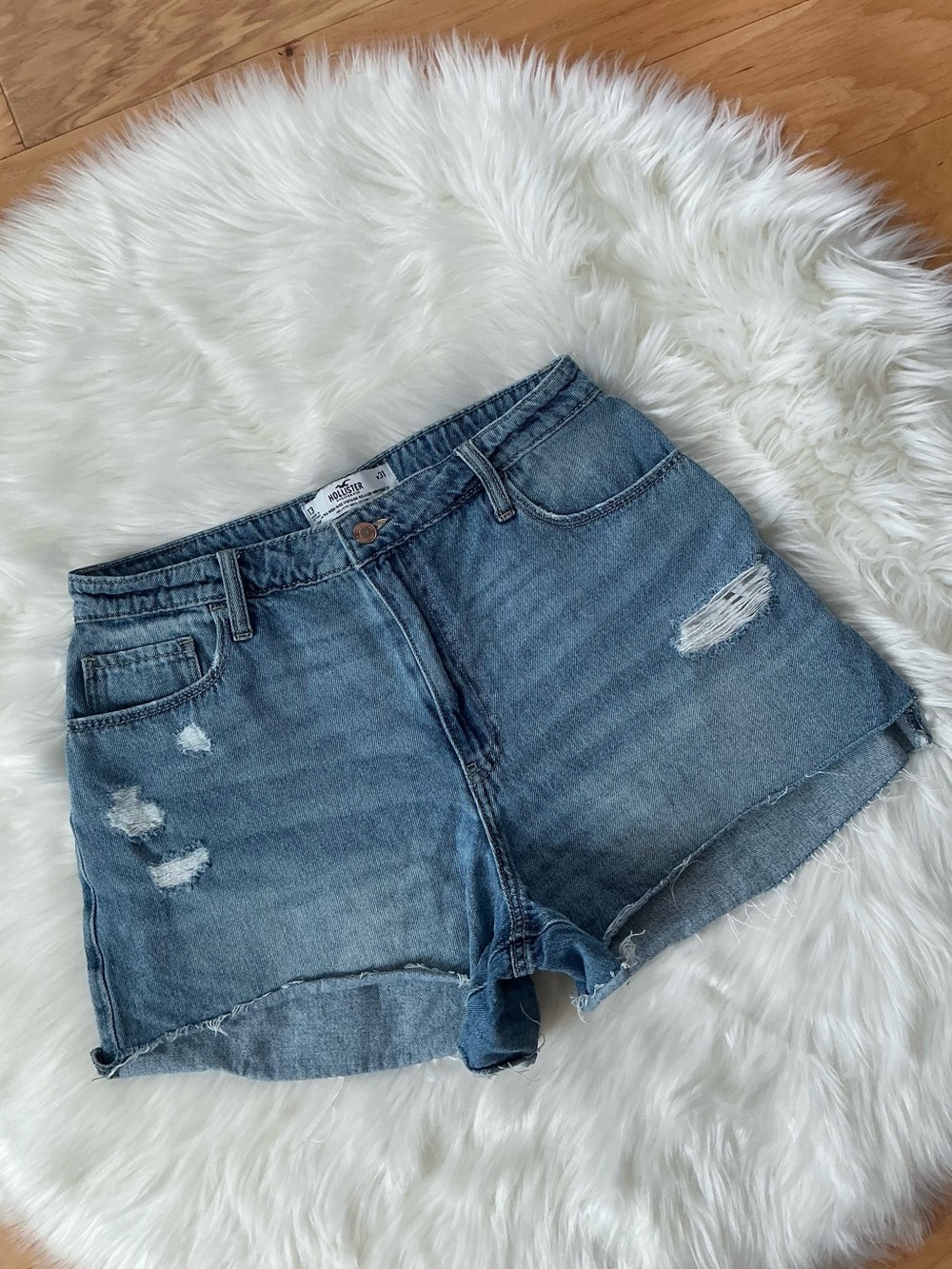 Hollister Ultra High Rise Vintage Relaxed 3” Distressed Mom Jean Shorts Size 31